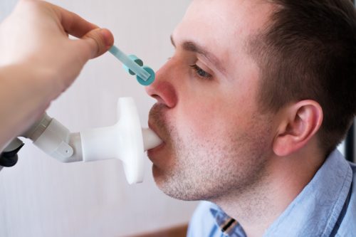 Paciente em um exame de espirometria, no artigo "Laudo de espirometria a distância"