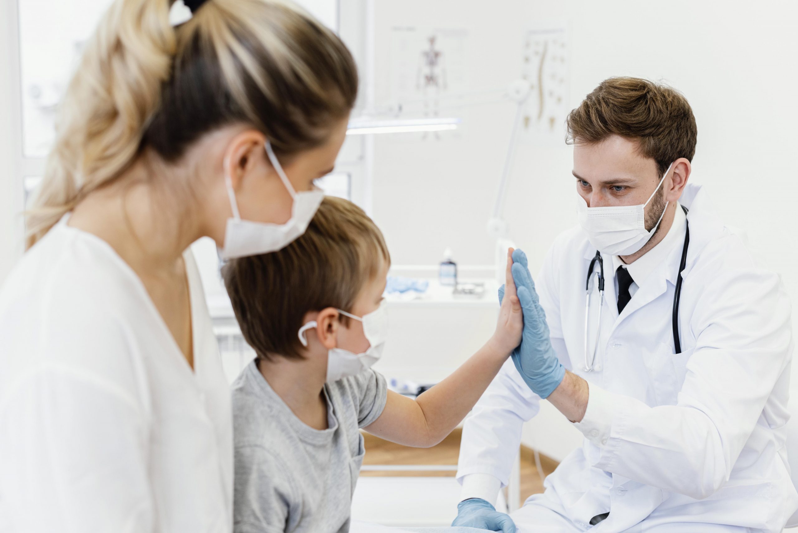 Médico atende criança acompanhada da mãe.