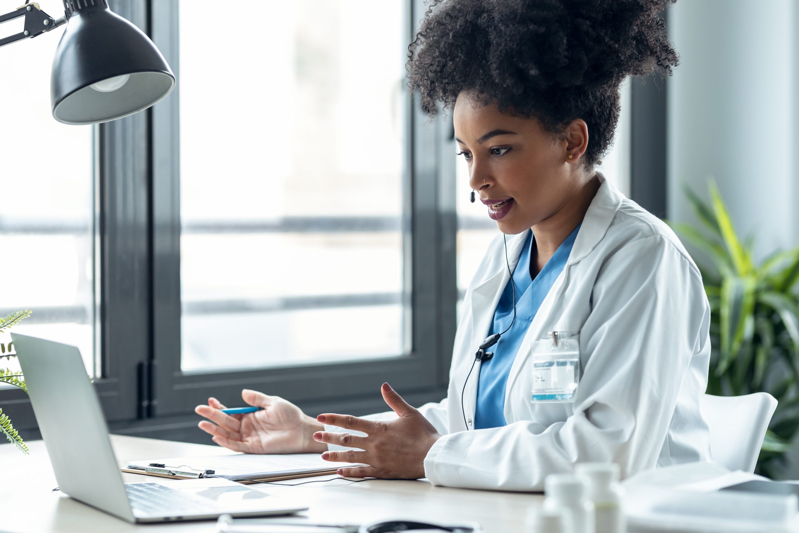 médica atende online através da telemedicina