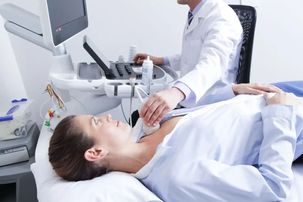 Médico realizando exame doppler em paciente com equipamento de ultrassom