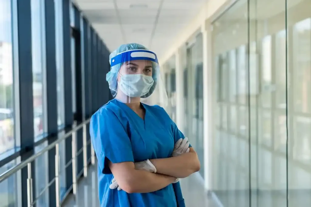 Profissional de saúde usando equipamentos de proteção individual, representando a SST (Segurança e Saúde no Trabalho).