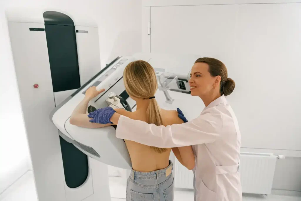 Exame de mamografia realizado em clínica especializada em radiologia