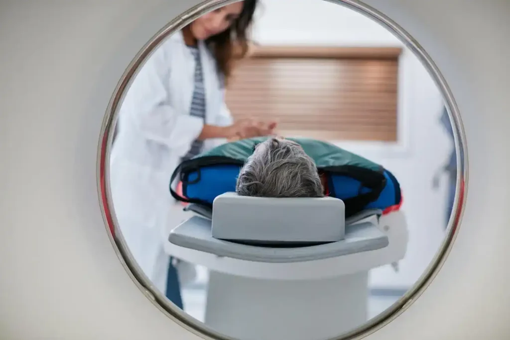 Paciente realizando exame de tomografia em equipamento moderno de radiologia