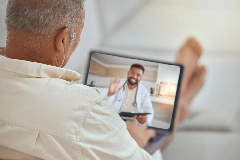Paciente em teleconsulta, exemplificando a assistência direta via telessaúde.