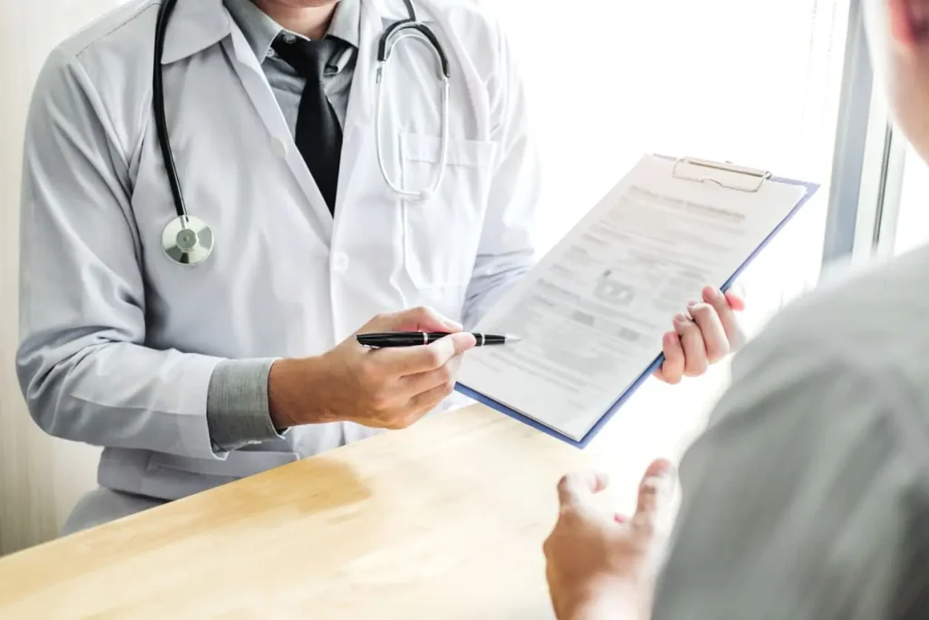 Medico apresentando modelo de laudo medico impresso durante consulta