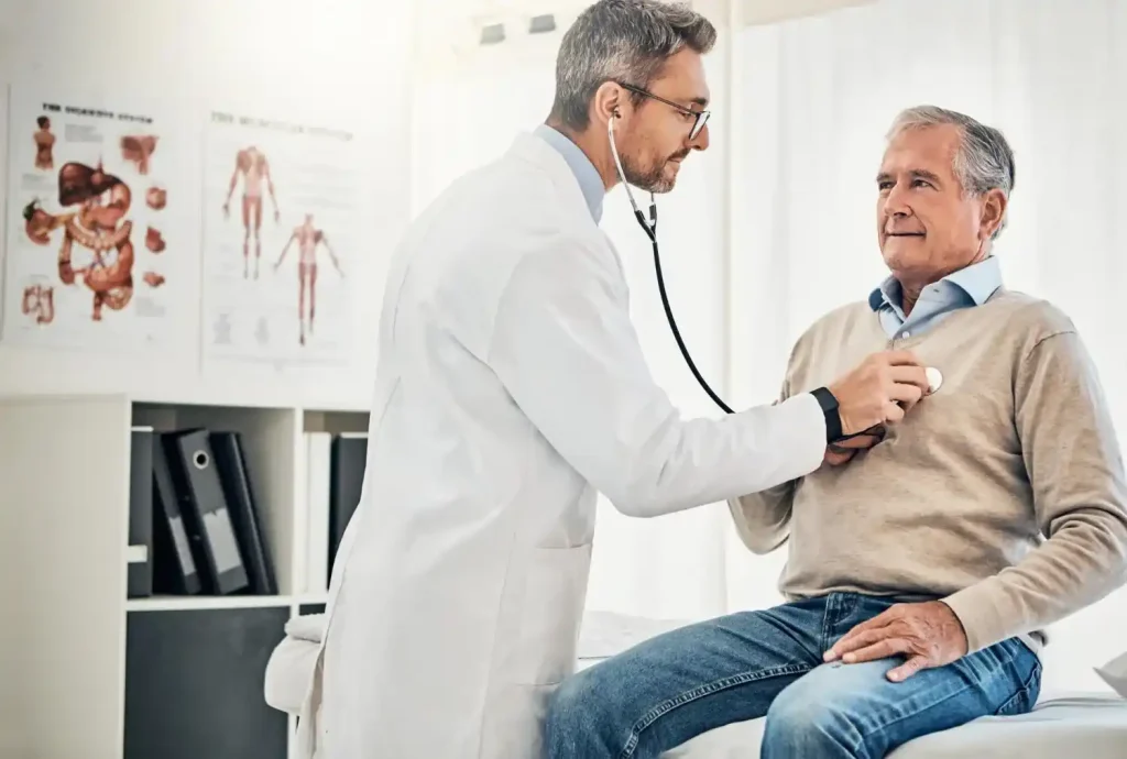Médico cardiologista, uma das especialidades médicas existentes, realizando exame em paciente idoso