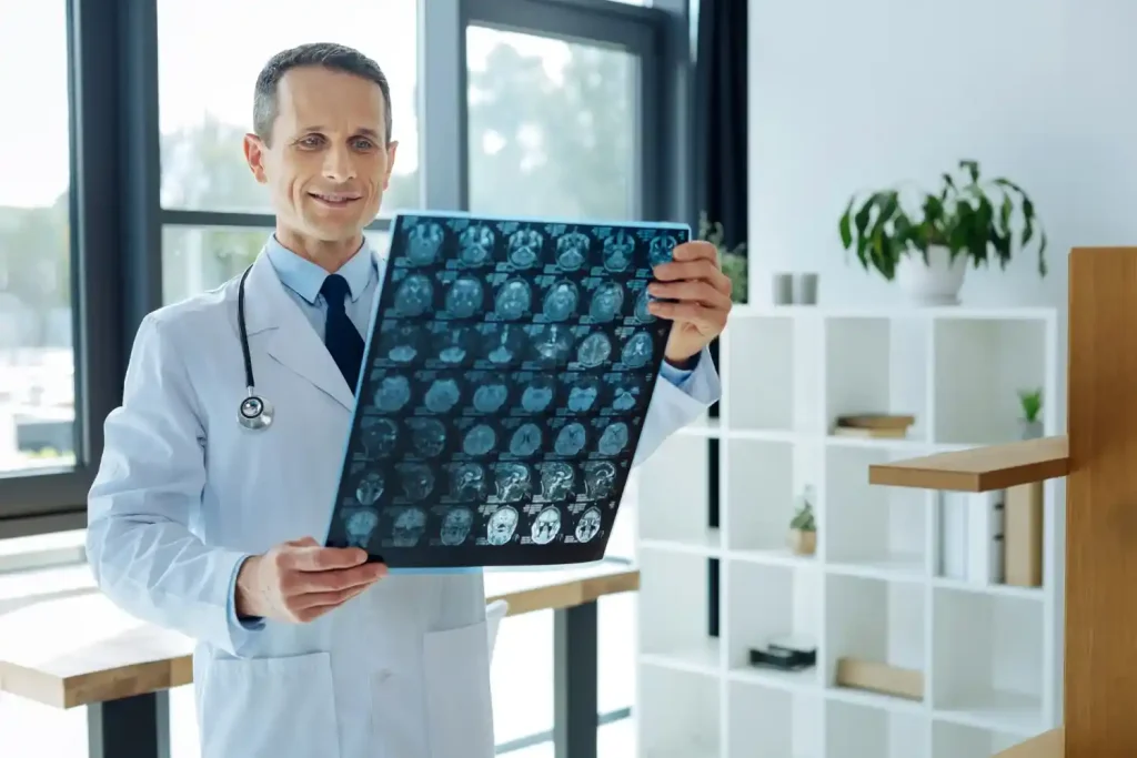 Médico neurologista, uma das especialidades médicas existentes,  analisando exame cerebral