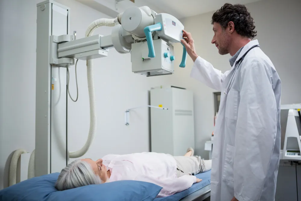 Exame de densitometria óssea sendo realizado em paciente em equipamento hospitalar
